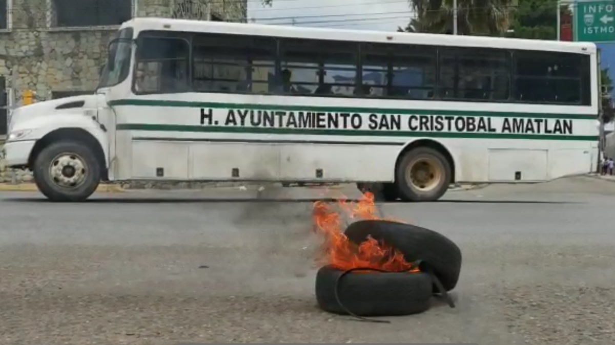Atravesaron algunos camiones sobre la carretera. (Óscar Rodríguez)