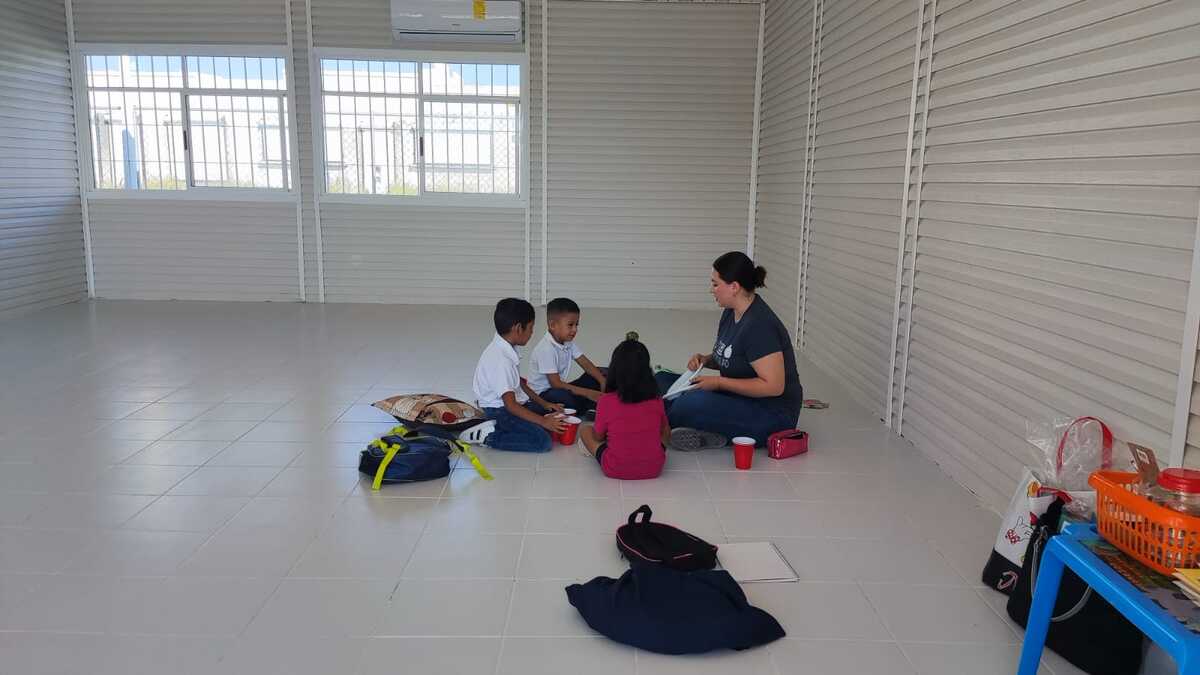 Los maestros realizan un esfuerzo para seguir dando clases en grupos de cinco alumnos. Foto: Francisco Zúñiga