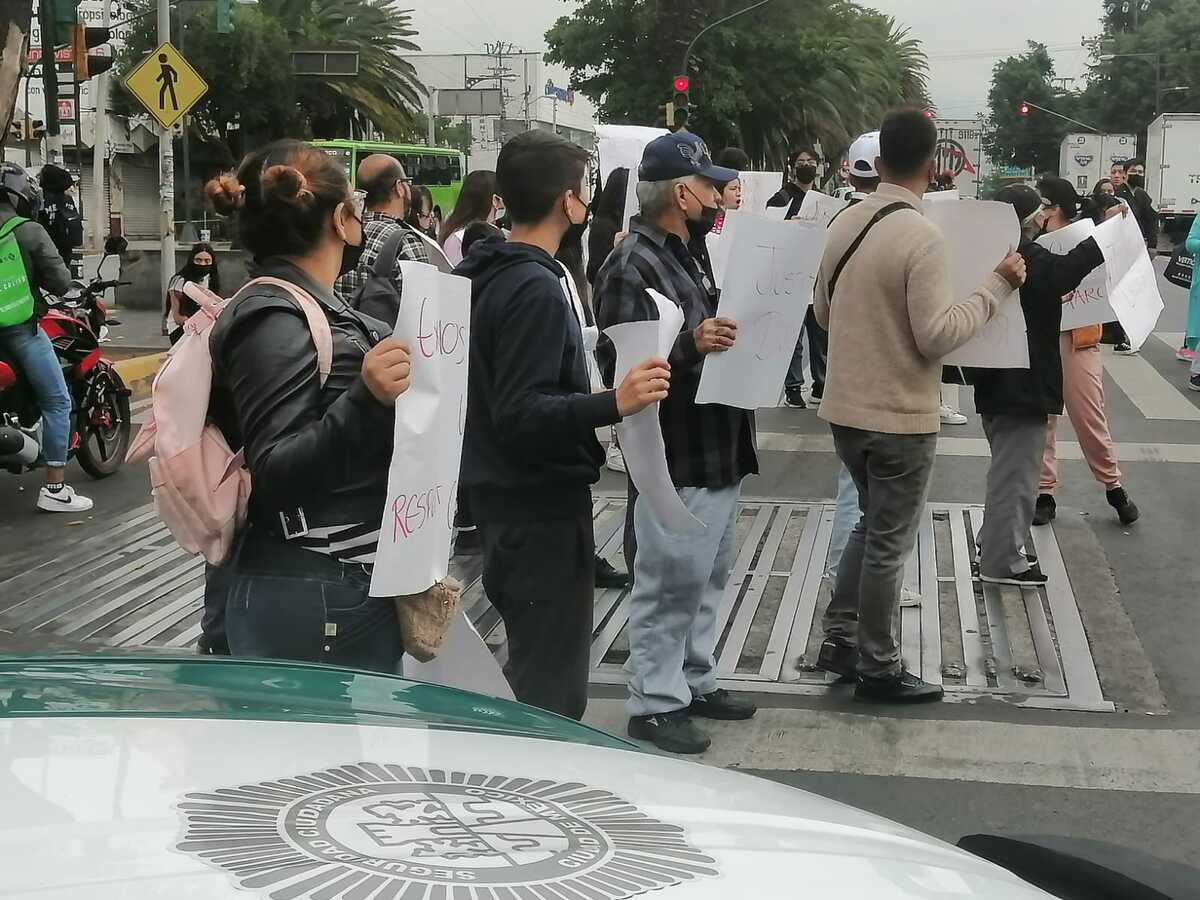 Manifestantes culpan a médico por negligencia durante una operación | Especial
