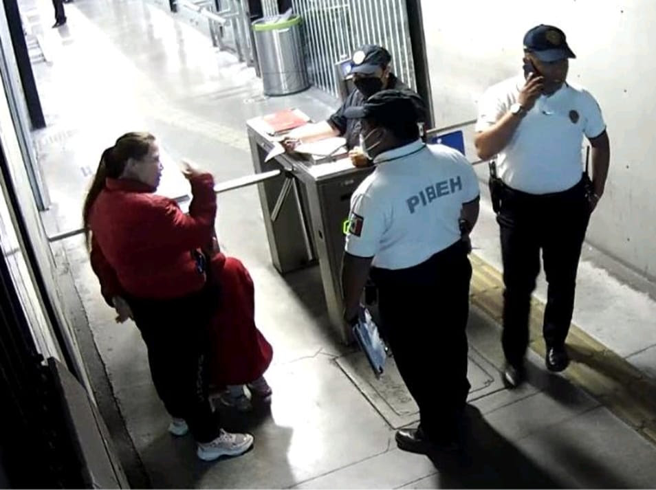 La menor de 4 años se acercó al enlace de la PIBEH ubicado a la entrada de la estación (Cortesía)
