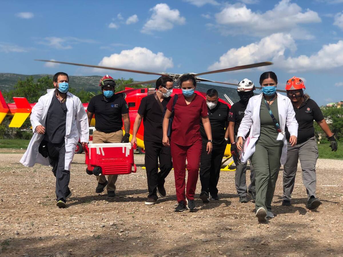 El órgano fue trasladado desde Texcoco en una hielera y subido a una ambulancia del Seguro Social. Foto: Especial.