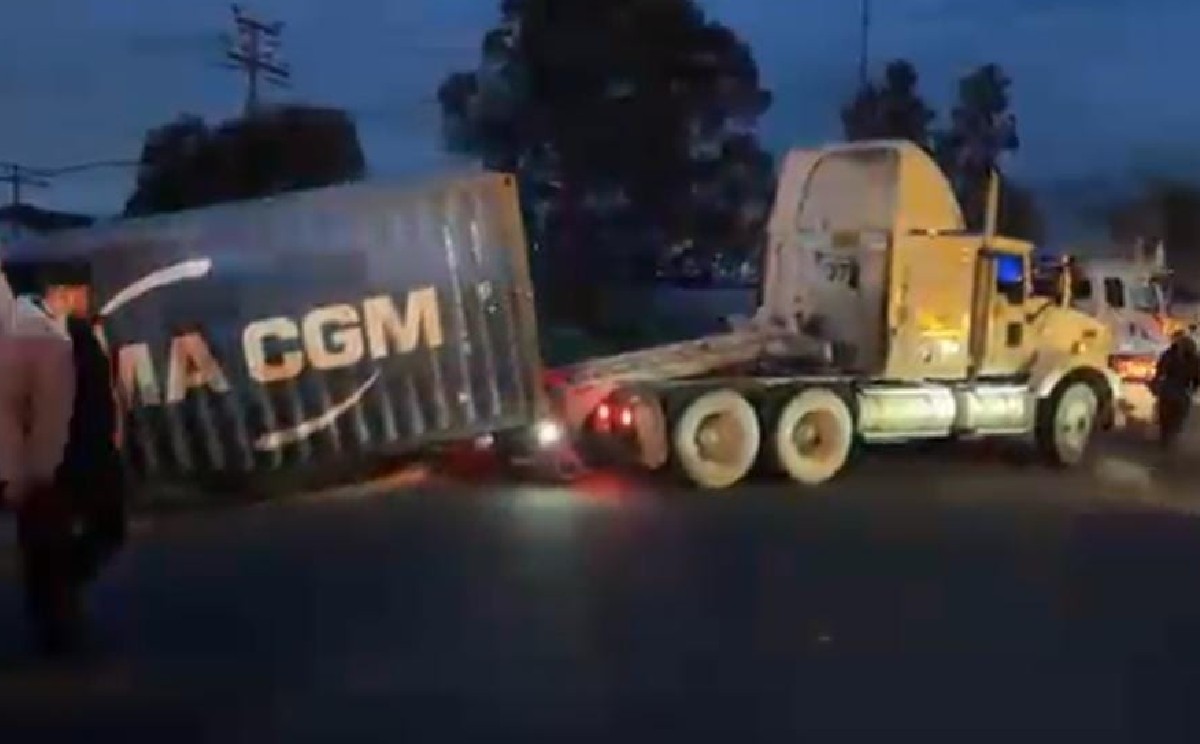 Tráiler en riesgo de caer en canal de aguas negras.| Especial
