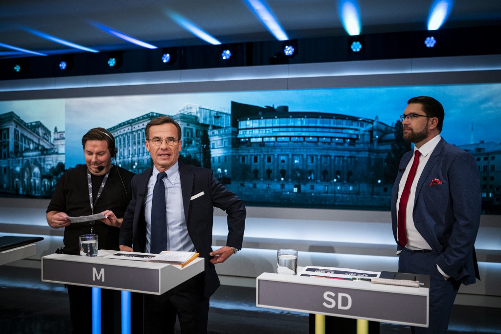 Ulf Kristersson, líder de los moderados (cen.), junto al líder de los Demócratas de Suecia, Jimmie Akesson (der.), durante el debate. (AFP)