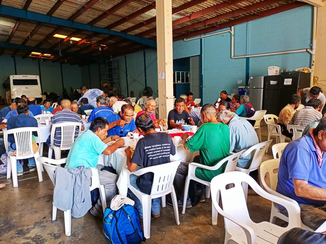 https://cdn.milenio.com/uploads/media/2022/09/14/acuden-comedor-comunitario-tampico-mil-1.jpg