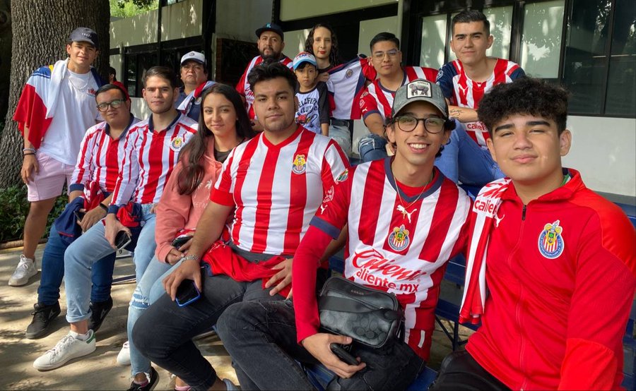 Varios aficionados esperaron a los jugadores para pedir firmas y fotos. (Cortesía)