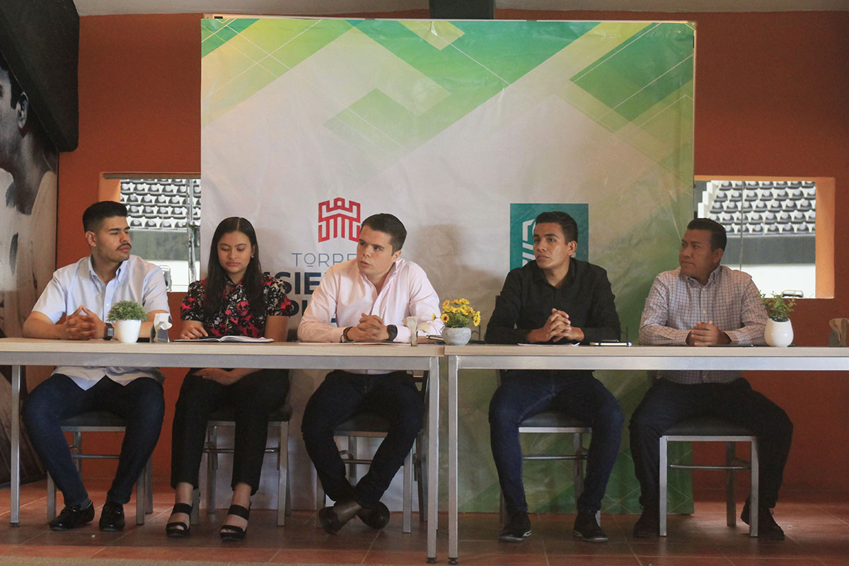 El apoyo consiste en la remuneración de 2 mil pesos a 600 estudiantes de bachillerato y educación superior. (Mauricio Román)