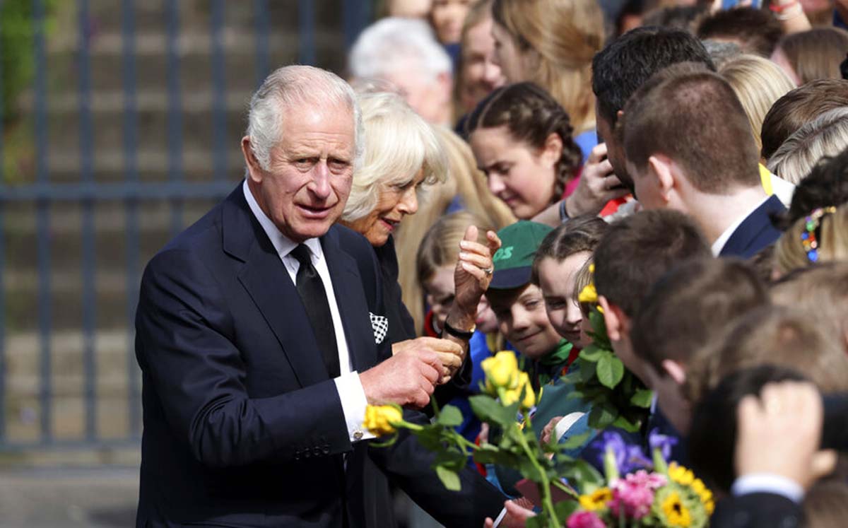 Carlos III, rey de Inglaterra, durante su viaje a Belfast. (AP)