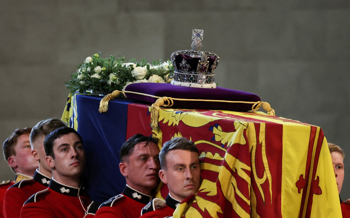 Corona imperial británica sobre el féretro de Isabel II (AFP).