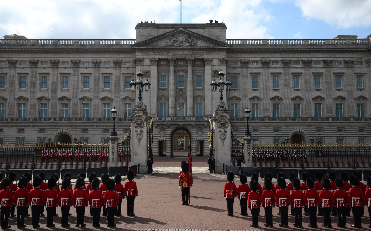 Féretro de Isabel II sale por última vez del Palacio de Buckingham (AFP).