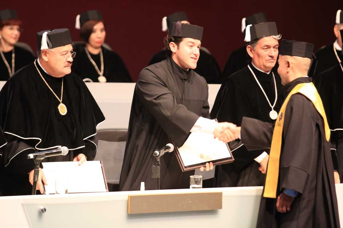 Fue el gobernador Samuel García Sepúlveda quien habló a nombre de quienes recibieron su doctorado. Foto: Raúl Palacios