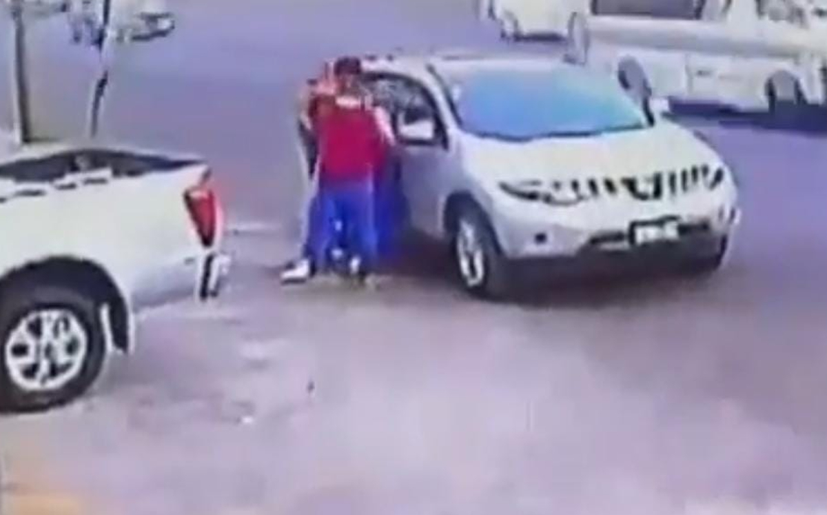 Al menos dos hombres amenazaron con armas al dueño de la camioneta. | Especial