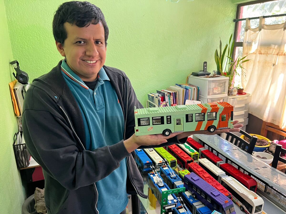 Joven crea replicas del transporte publico de la Ciudad de México | César García