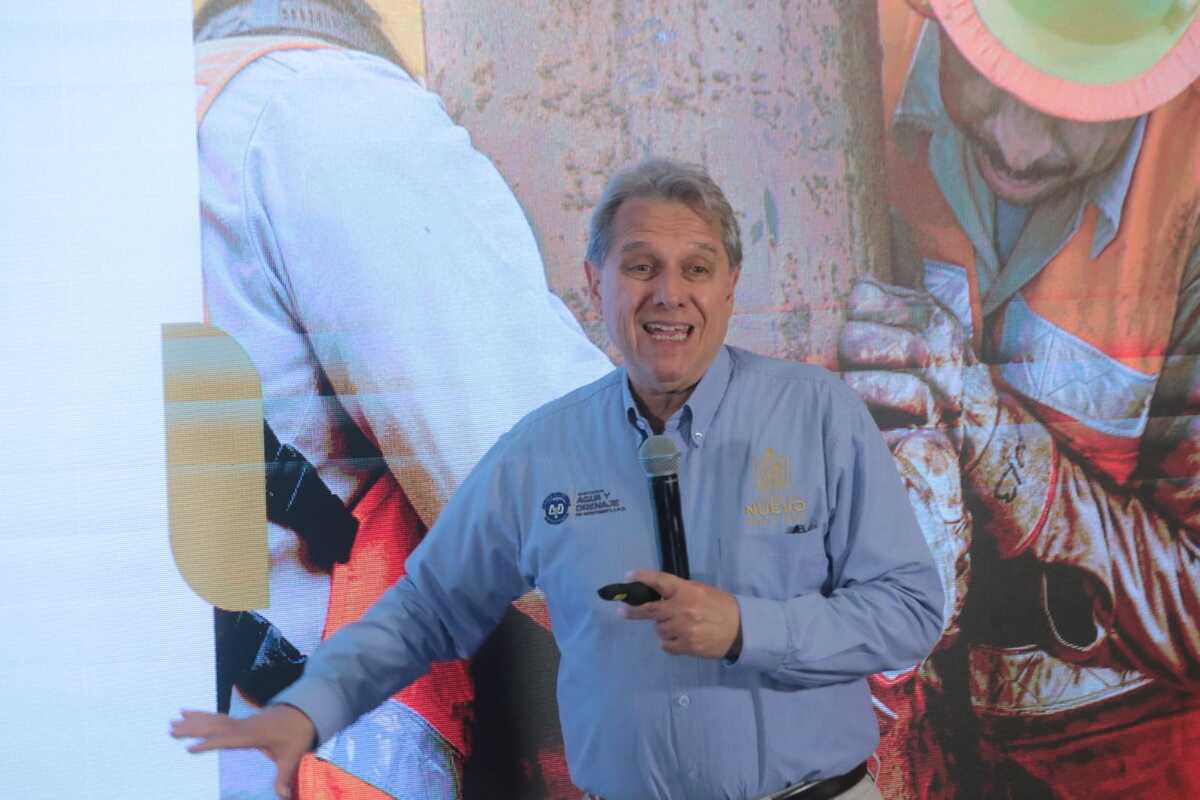 Juan Ignacio Barragán, director de Agua y Drenaje de Monterrey, exhibió un colapso en tal municipio. Foto: Leonel Rocha
