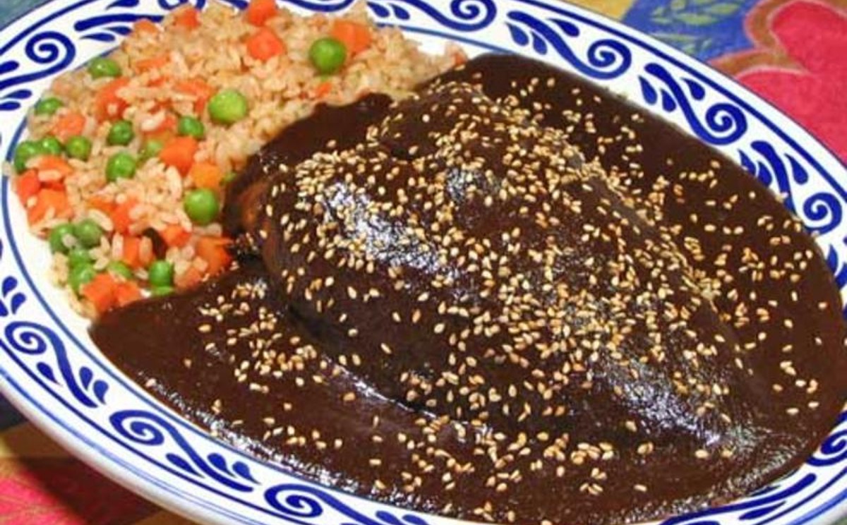 "Mole deriva del náhuatl ´mulli´" | Especial.