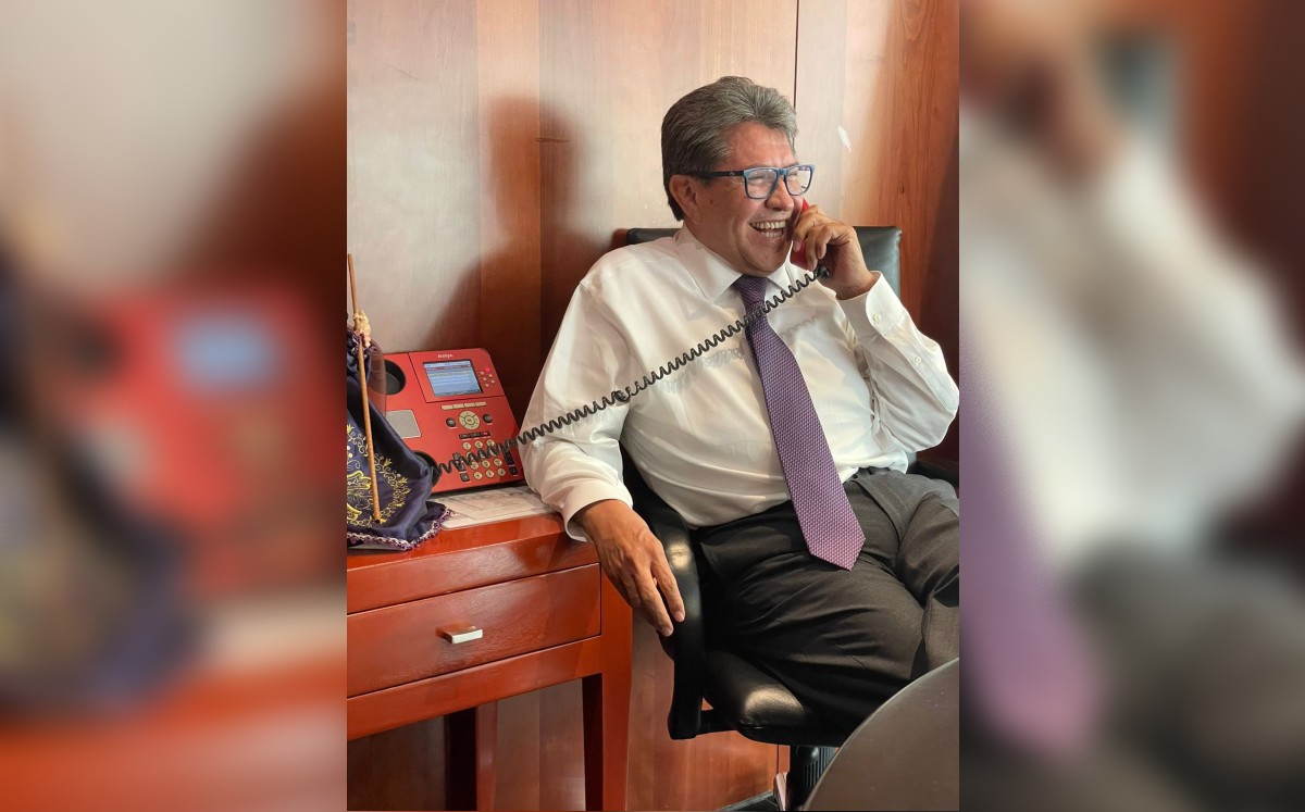 Monreal publicó este miércoles una fotografía hablando por ese teléfono, el cual se encuentra en su oficina. | Twitter