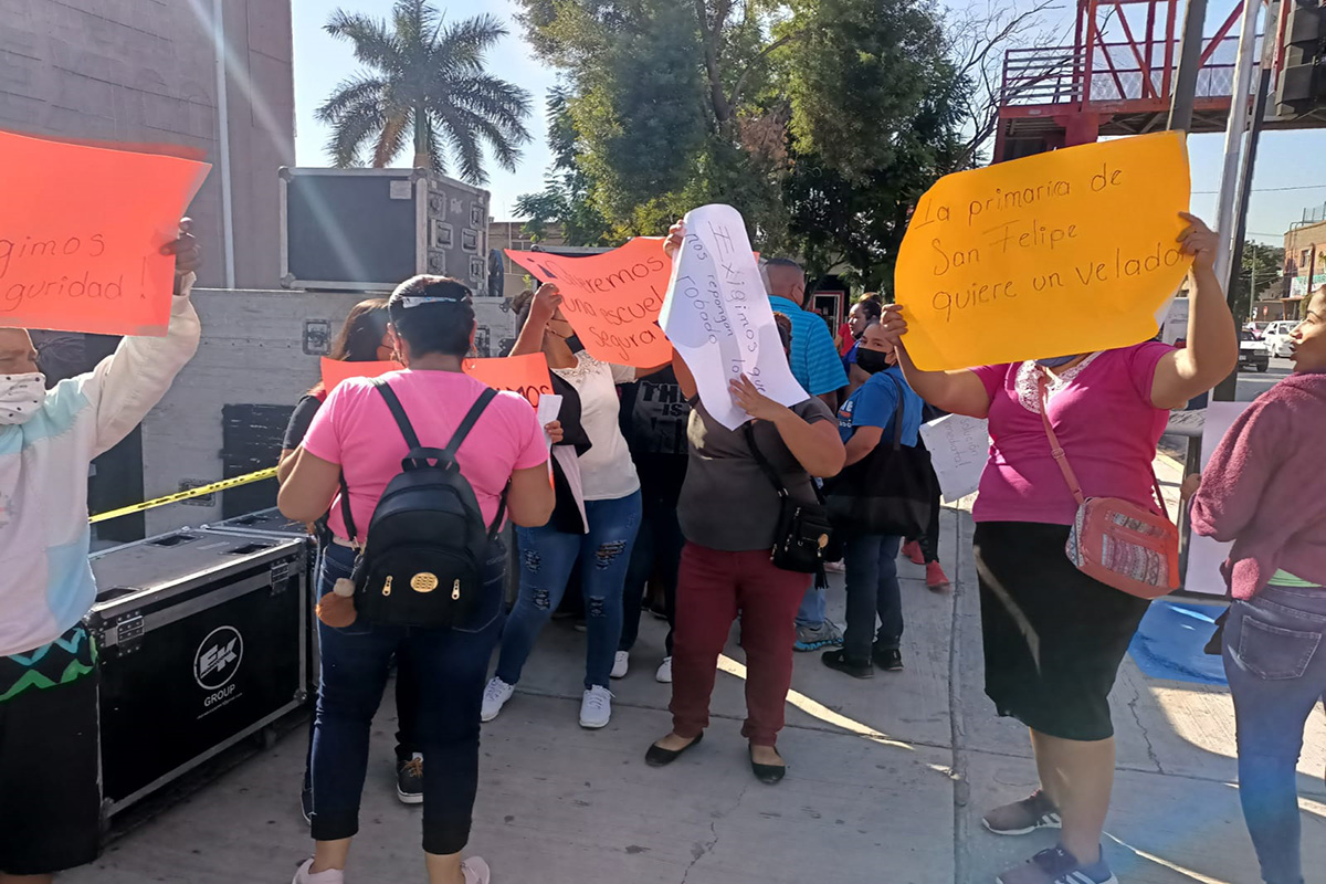 Padres de familia protestan por robo a escuela fuera de presidencia en Gómez Palacio. | Especial