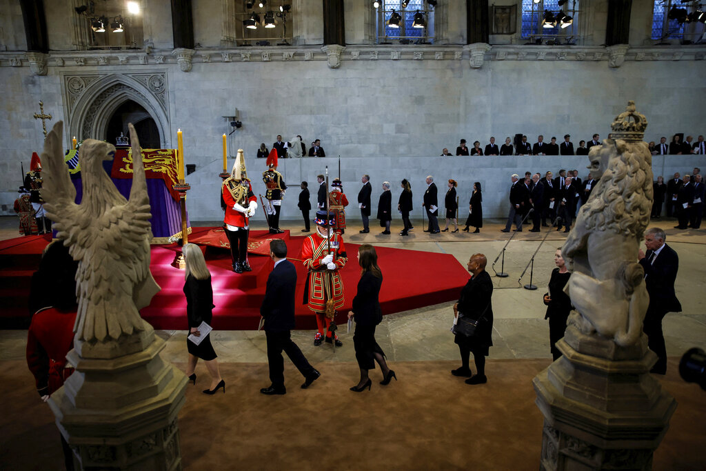 Los seguidores de la reina Isabel II en el salón del Palacio de Buckingham. | AP