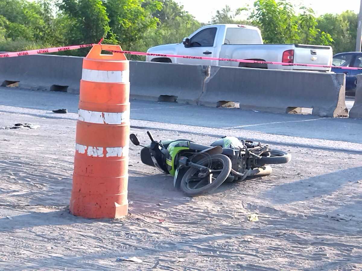 La victima no sido identificada, al momento se conoce que transitaba en una motocicleta en colores negro y verde. Foto: Agustín Martínez