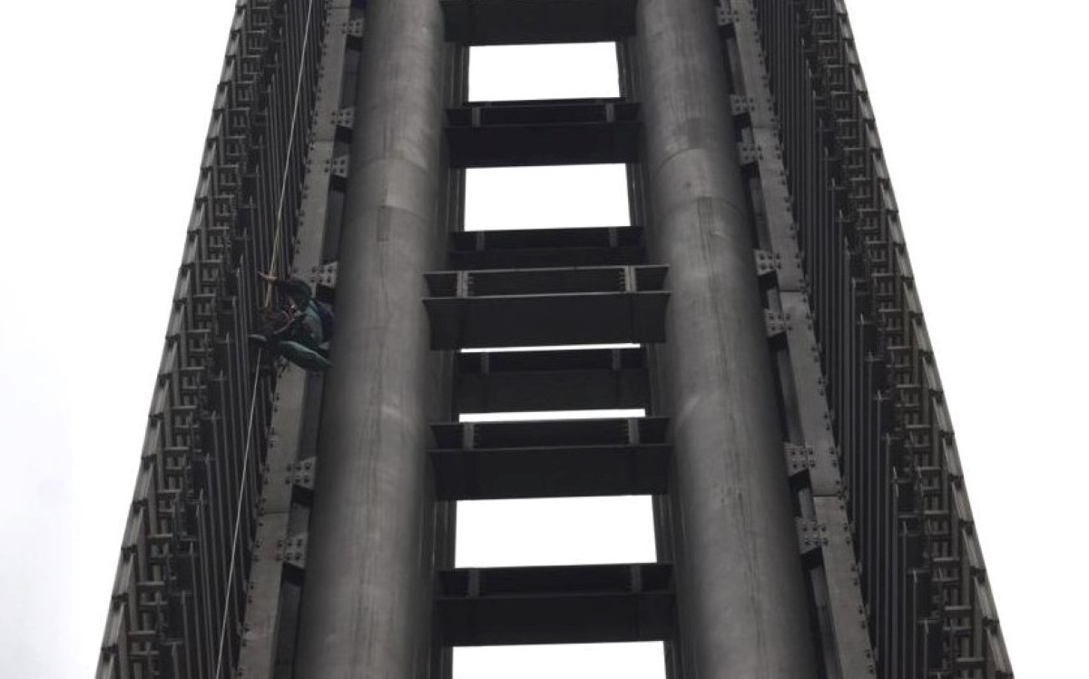 Activistas escalan Estela de Luz en CdMx