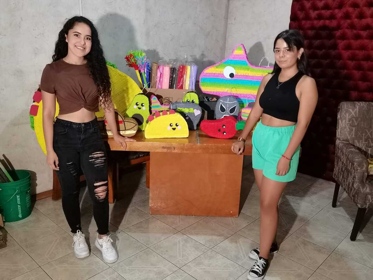 Ambas jóvenes decidieron darle el toque ideal a la celebración de muchos ciudadanos con piñatas conmemorativas al mes patrio. Foto: Alejandra Amao