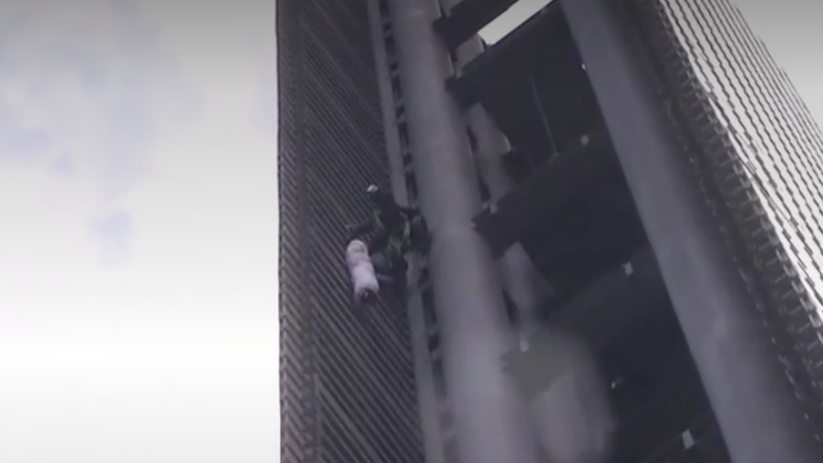 Colectivos continuan escalando estela de luz en CdMx