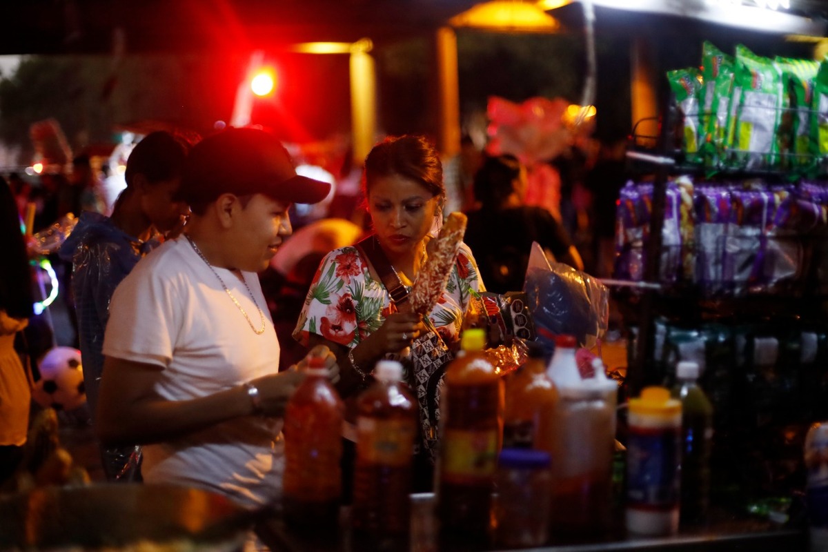 https://cdn.milenio.com/uploads/media/2022/09/15/conviven-elotes-baile-lluvia-macroplaza.jpeg
