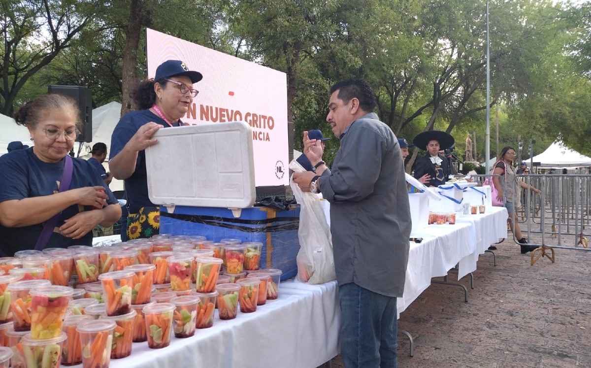 https://cdn.milenio.com/uploads/media/2022/09/15/entregan-tacos-asistentes-grito-monterrey.jpg