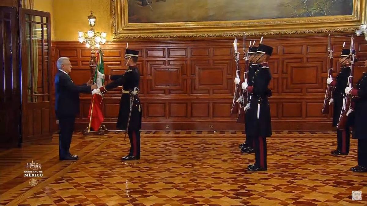 AMLO recibe bandera