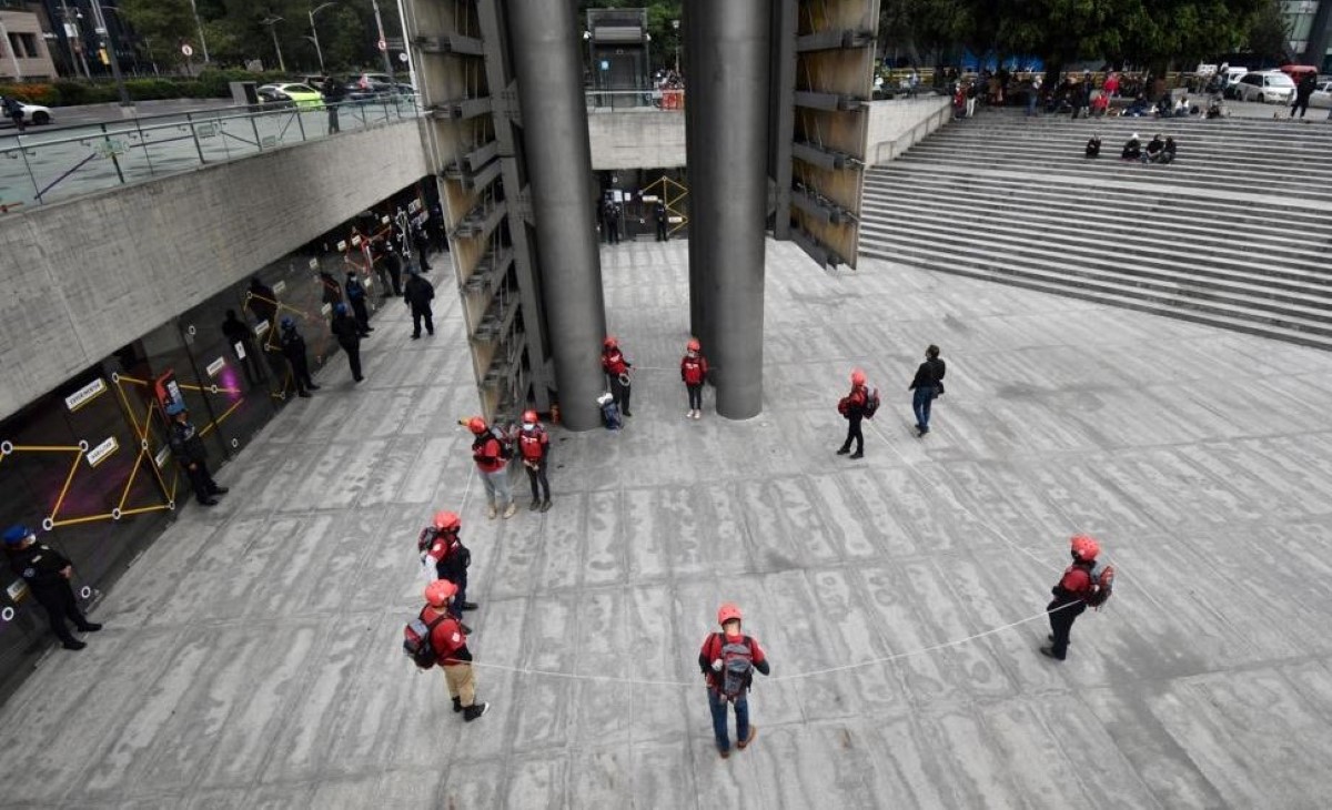 Activistas escalan Estela de Luz en CdMx
