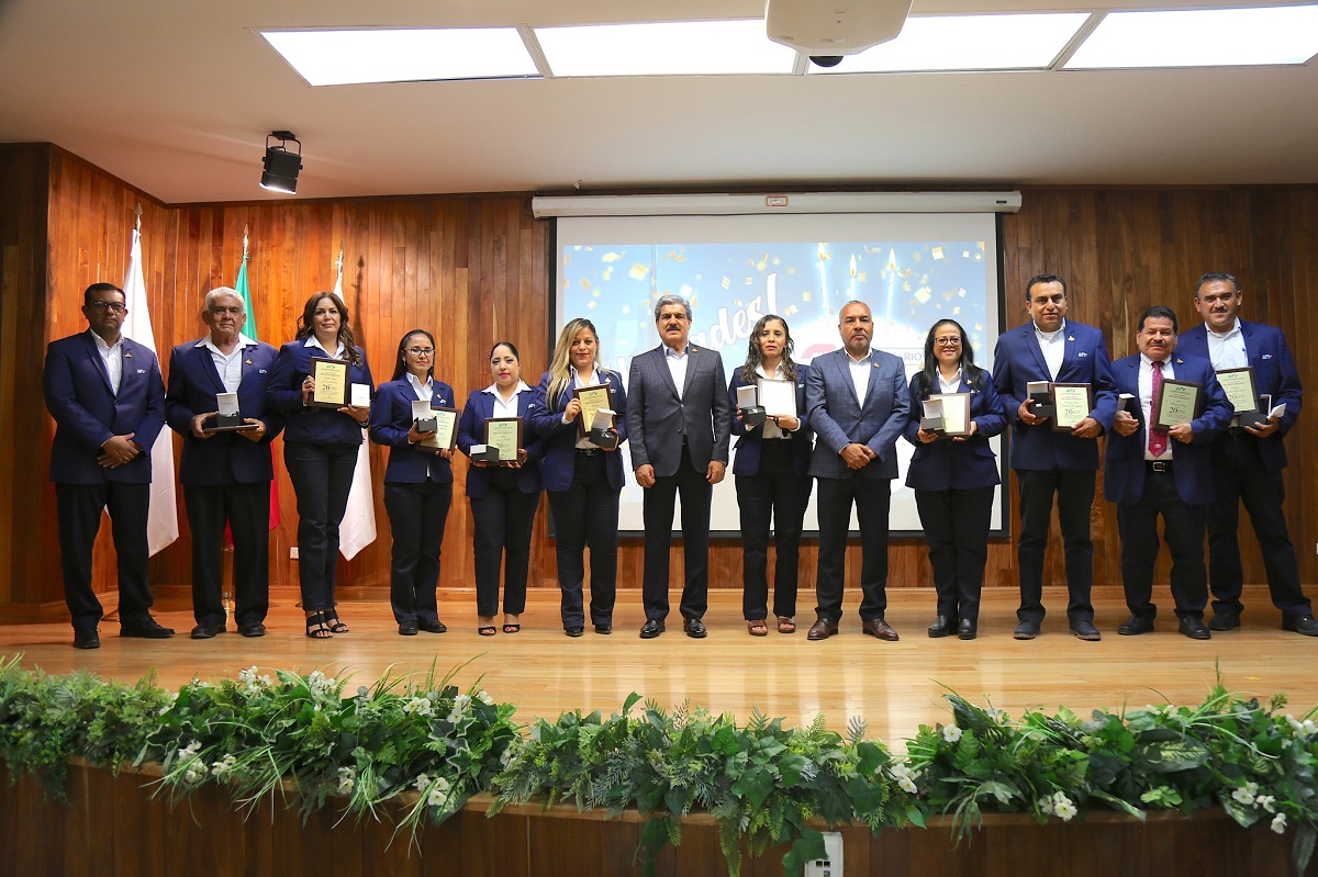 Los maestros reconocidos por sus 5, 10 y 20 años de servicio. (cortesía)