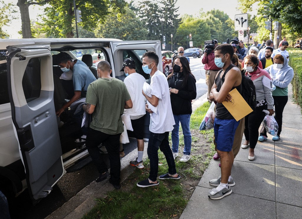 Los migrantes fueron dejados frente a la casa de la vicepresidenta Kamala Harris. (AFP)