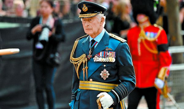 El nuevo monarca durante la procesión fúnebre de la reina Isabel II. AP