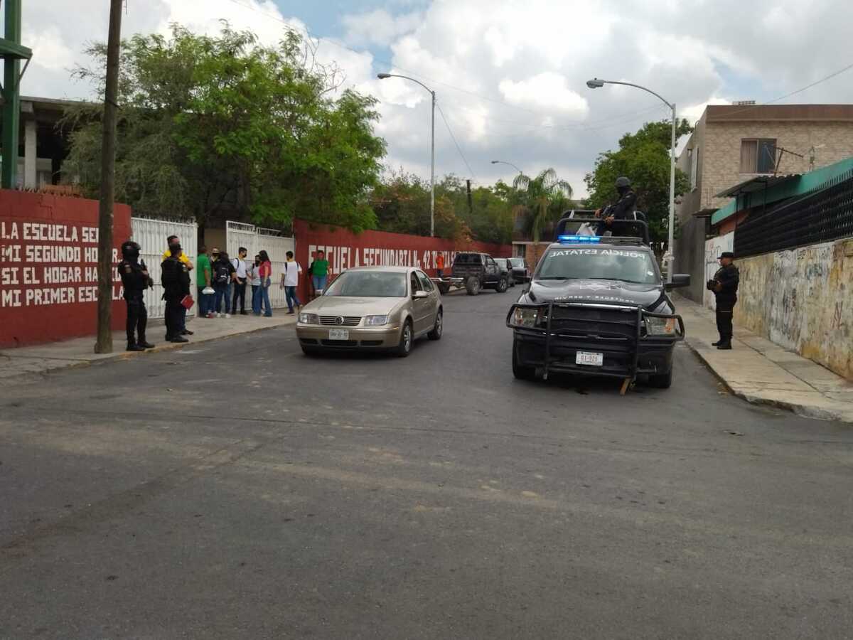 La movilización se registró alrededor del mediodía del jueves en la escuela Secundaria Número 42 Olivia Sánchez Peña. Foto: Agustín Martínez