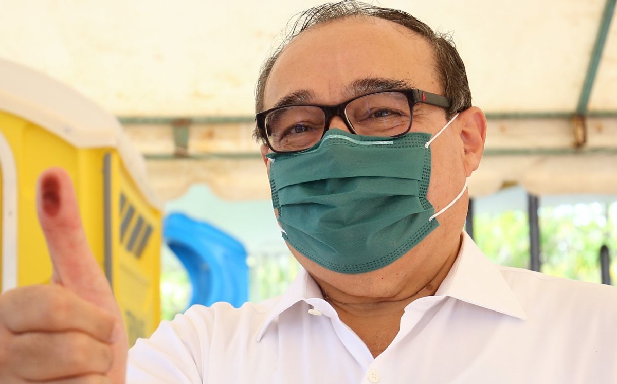 El senador del PRI, Jorge Carlos Ramírez Marín, emitiendo su voto. | Cuartoscuro