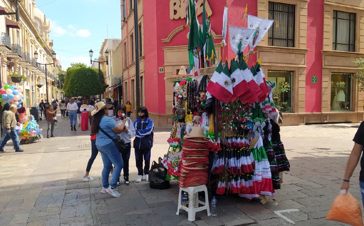 Vendedores de artículos patrios en León van por reactivar su economía / Axel Rivas