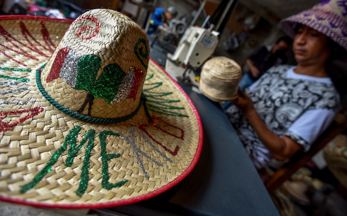 La venta de sombreros y artesanías patrias ha dismnuído los últimos años. | Cuartoscuro