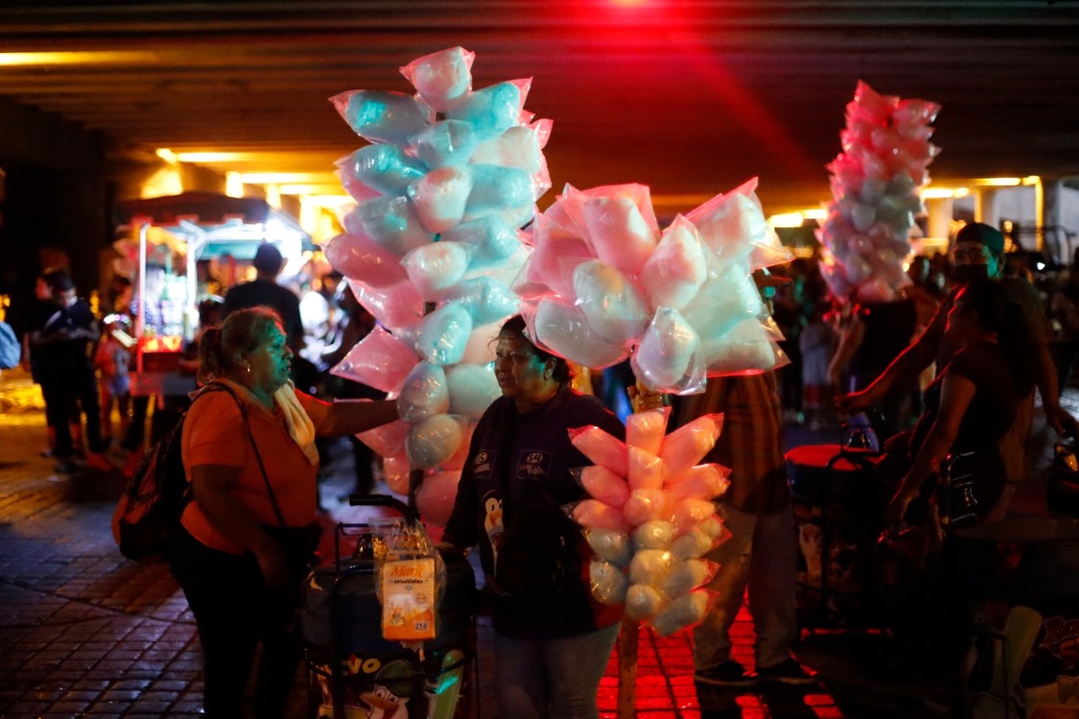 Cada año los vendedores de artículos patrios invaden las calles de la zona metropolitana de Monterrey. Foto: Jorge López