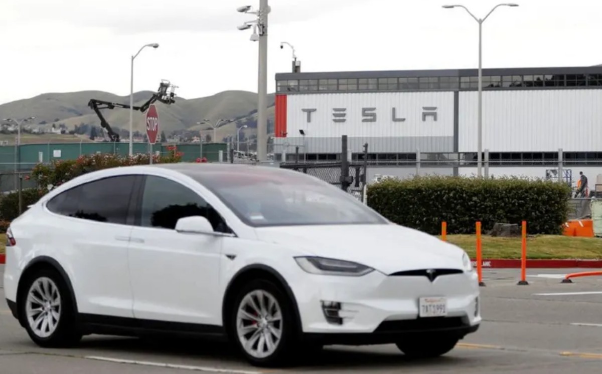 El auto de Tesla tiene 300 kilómetros recorridos y con una carga de batería al 80% la noche anterior. Foto: (Archivo)