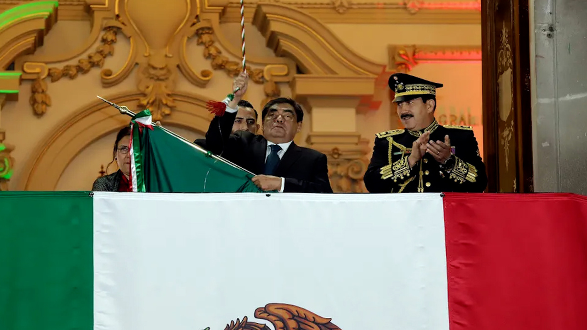 Barbosa encabeza el Grito de Independencia en Puebla