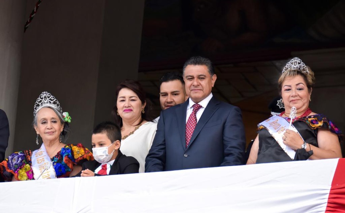 "El Comisario Arturo Centeno rindió el parte sin novedad durante el desfile" | Especial.