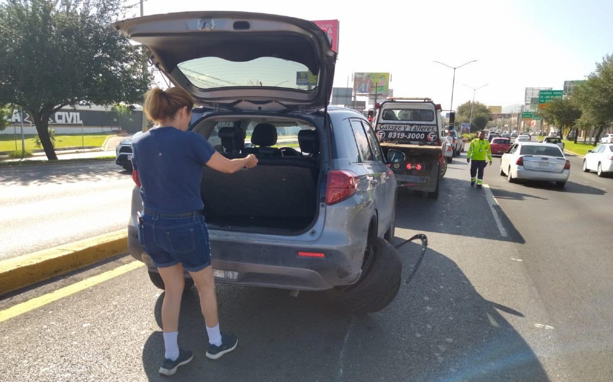 Conductor evita atropellar a dos perros husky y lo chocan en Monterrey | Agustín Martínez