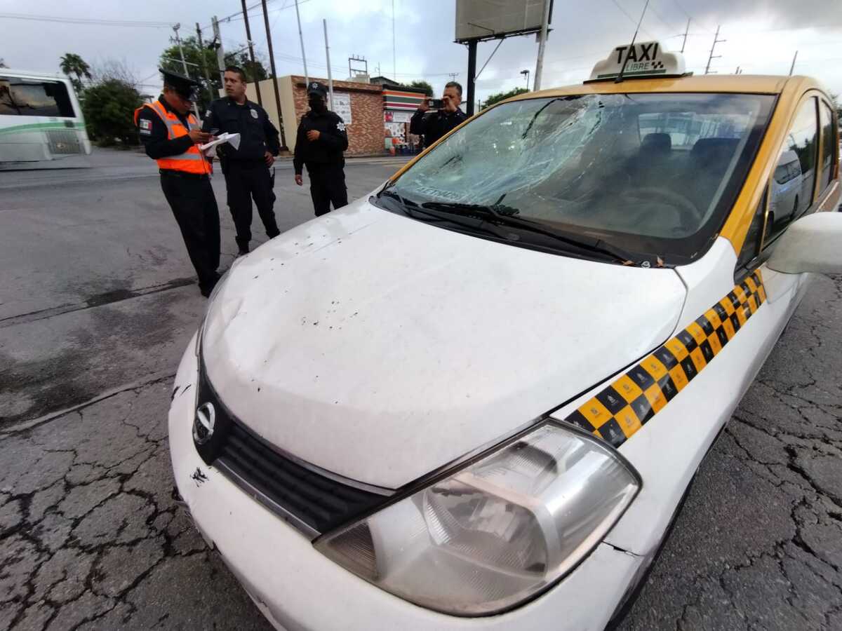 El conductor del taxi argumento que la luz verde del semáforo le favorecía cuando circulaba por Barragán hacia el sur. Foto: Agustín Martínez