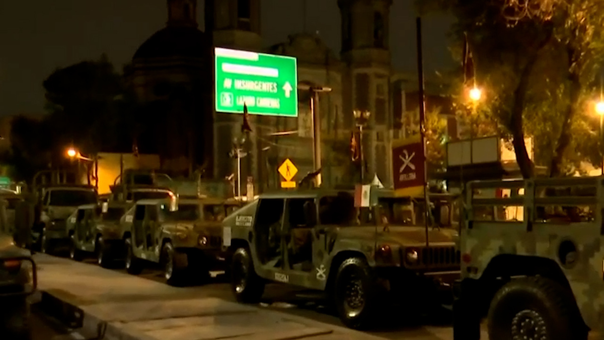 Elementos del ejército se alistan para el desfile en el Zócalo de la CdMx