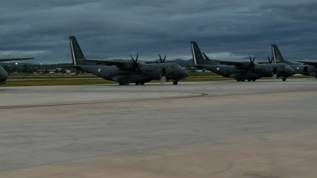 Elementos de la fuerza aérea se alistan desde Campo Marte
