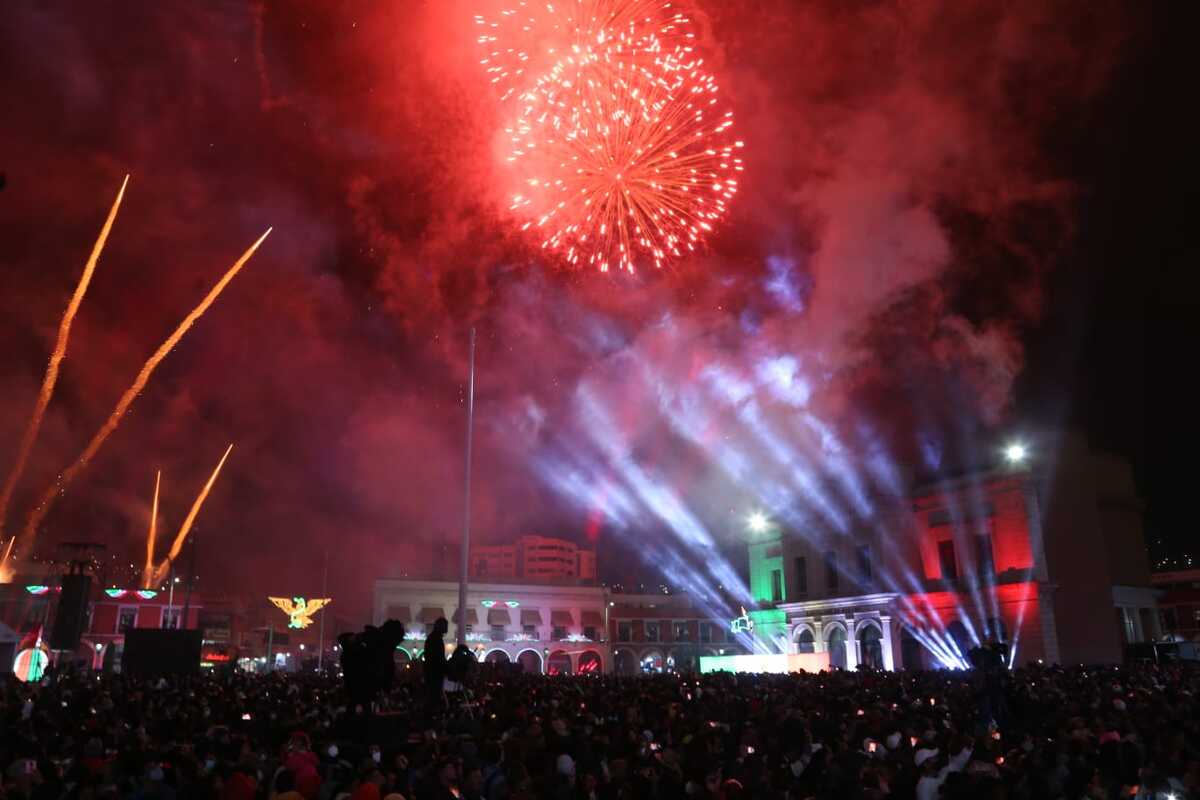 Fuegos artificiales durante la celebración del Grito de Independencia en Pachuca (Jorge Sánchez)