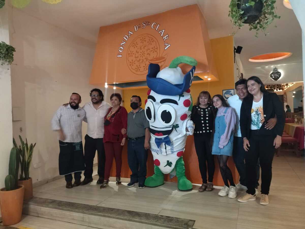 Segunda y tercera generación del restaurante poblano Fonda de Santa Clara que cumple 57 años | Verónica López