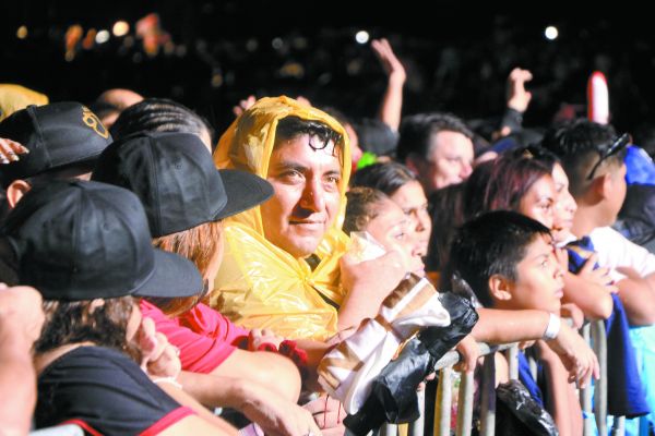 La lluvia no impidió que los asistentes disfrutaran las celebraciones patrias en la Explanada de los Héroes. RAÚL PALACIOS