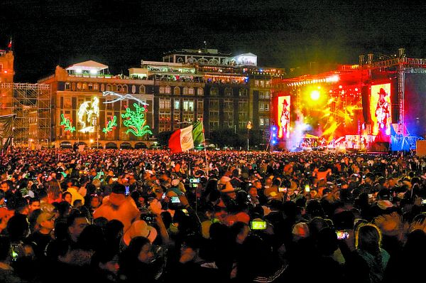 Miles de personas presenciaron el concierto y el Grito en la Plaza de la Constitución. CUARTOSCURO