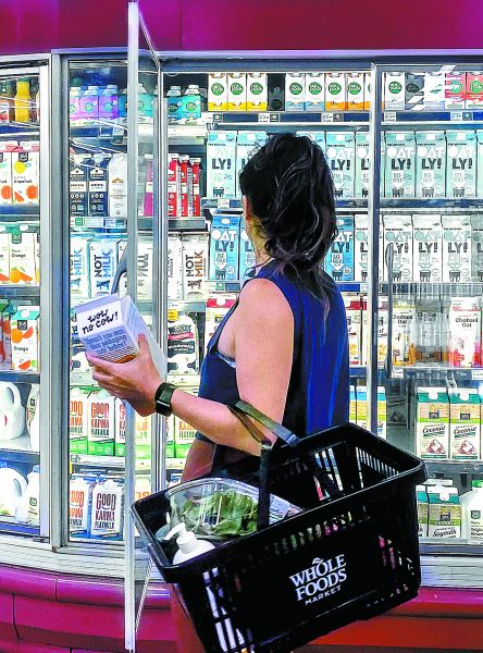 Una mujer compra leche en un supermercado de California pese a la alta inflación. Apu Gomes/AFP