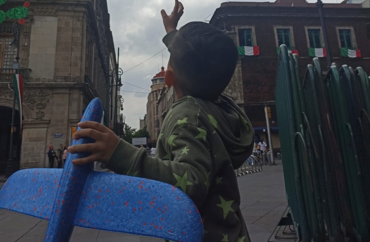 Niños vestidos como militares asistieron al Desfile en el Zócalo de CdMx. | Leonardo Lugo